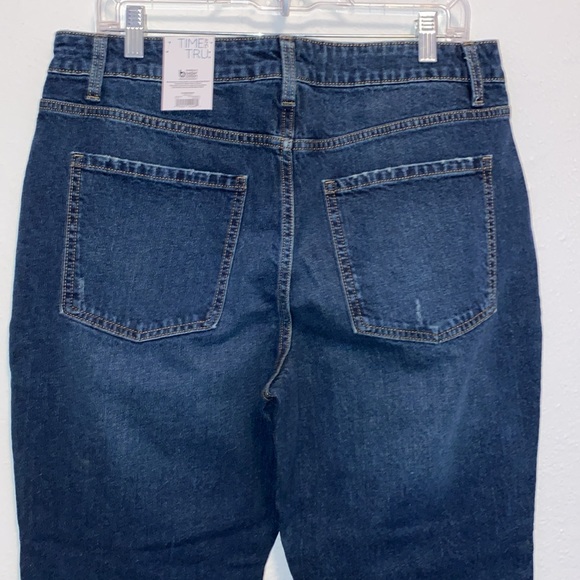 Time & Tru Women's Dark Wash Raw Edge Crop Pants - Picture 5 of 8